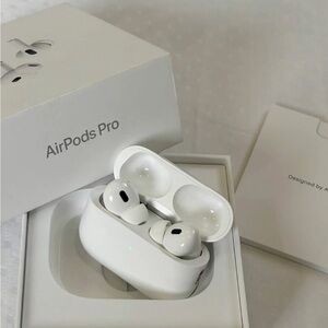 Apple AirPods Pro - Sleek White Design